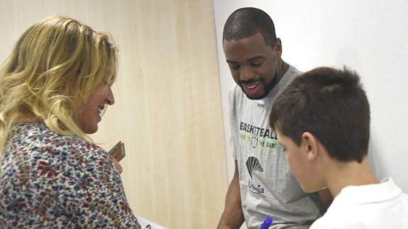 Will Thomas firma un autógrafo a un aficionado. 