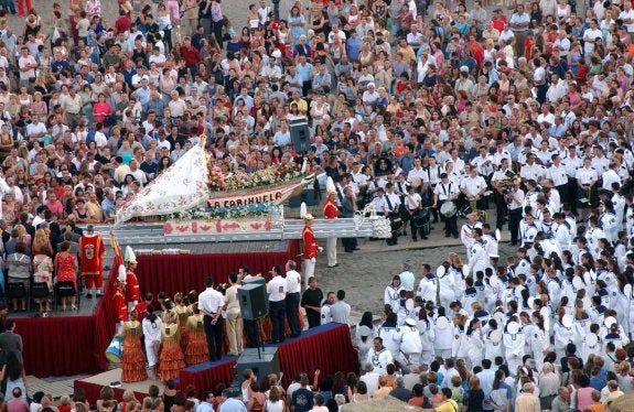 La procesión atrae a cerca de 20.000 personas cada año. :: a. g.