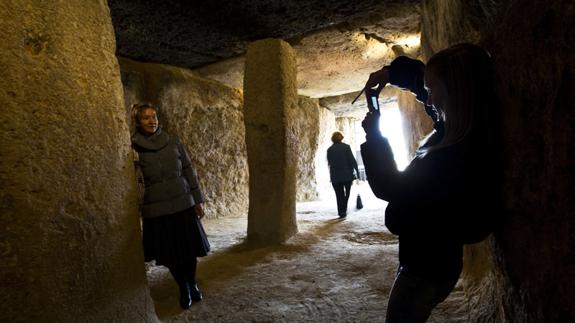 Visitantes se fotografian en el conjunto arqueológico. 