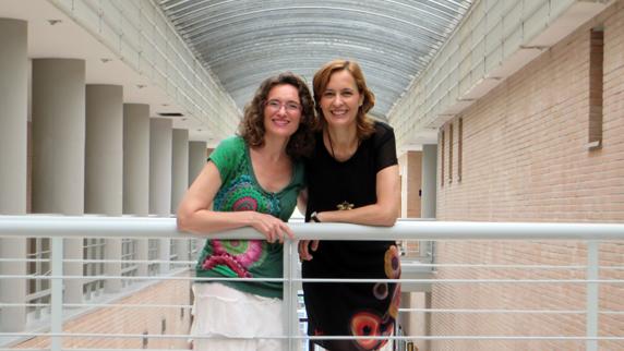 Laura Moniche (izquierda) y Eva González, en los pasillos de la Facultad de Turismo de Málaga. 