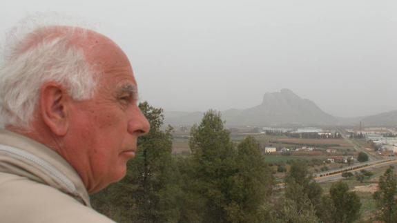 Michael Hoskin contempla la vega de Antequera con La Peña al fondo. 