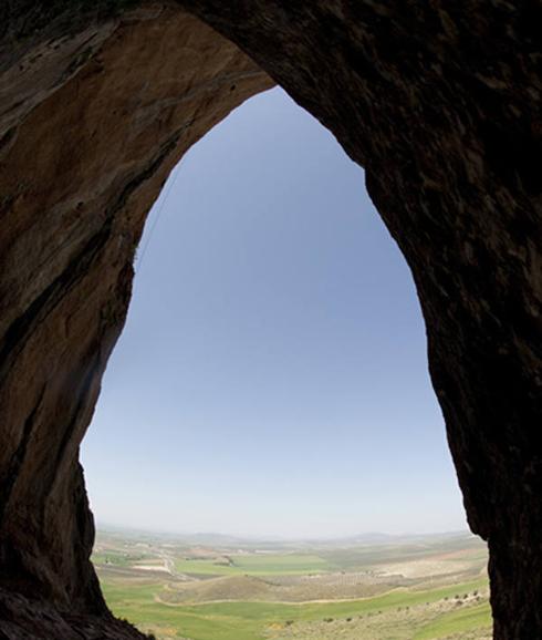 Vista del valle de Antequera desde el interior del abrigo de Matacabras. 