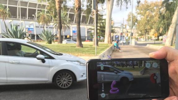Guía para entender el fenómeno de «cazar» un Pokémon virtual