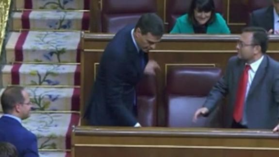 Momento en que Heredia hace el amago de estrechar la mano a Sánchez. 