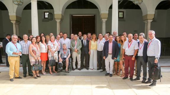 Alcaldes de la Axarquía, propietarios de casas y delegados de la Junta en Málaga junto a Susana Díaz, tras el pleno del Parlamento andaluz.