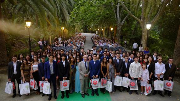 Los premiados posan en una foto de familia junto al alcalde y organizadores del evento.