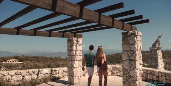 Una de las imágenes del nuevo vídeo en el que se narra la historia de amor de una pareja que llega a Torremolinos. :: sur