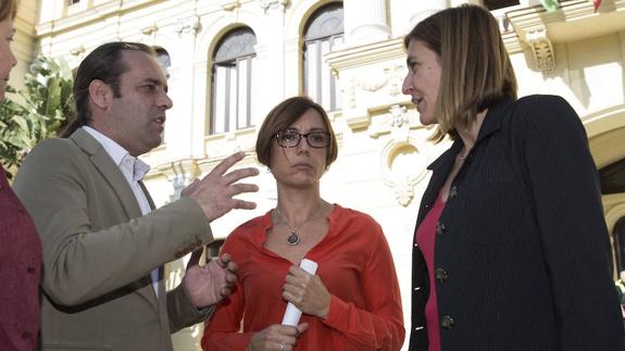 Juan Cassá (Ciudadanos), María Gámez (PSOE) e Ysabel Torralbo (Málaga Ahora).