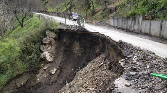 Socavón en una de las carreteras de acceso en Pujerra, donde cayeron 318 litros por metro cuadrado en apenas 24 horas