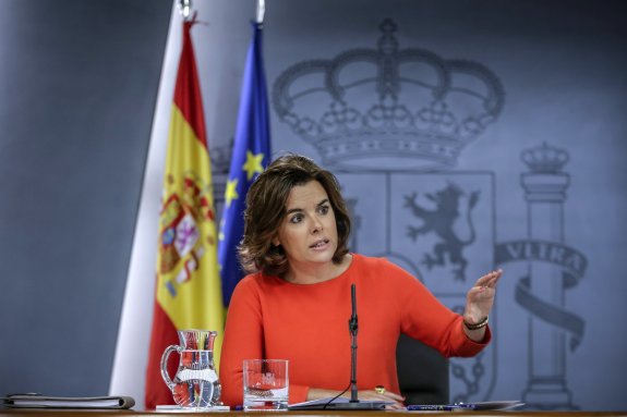 Soraya Sáenz de Santamaría, ayer, durante la rueda de prensa posterior al Consejo de Ministros. :: efe
