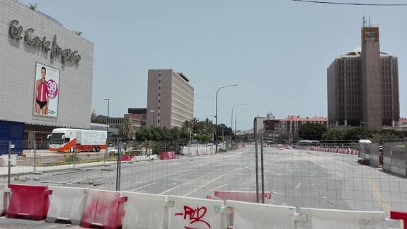 El tajo frente a El Corte Inglés, ya despejado de materiales, espera desde hace más de un año que se retomen las obras.