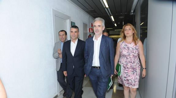 El consejero, Aquilino Alonso, y el alcalde, José Bernal, ayer en el hospital Costa del Sol. 