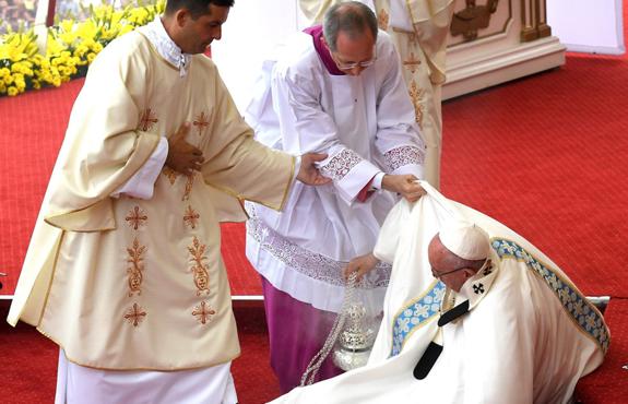 Aparatosa caída del Papa durante una misa en Polonia