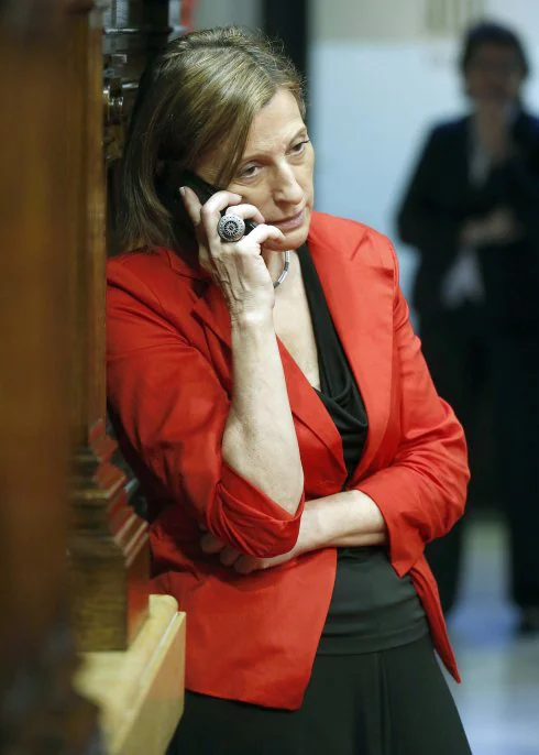 Carme Forcadell habla por teléfono el pasado 28 de julio, antes del pleno de 'desconexión'. :: A. Dalmau / EFE
