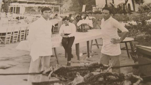 José Luis Javier, a la izquierda, cuando era jefe de cocina en la Venta Torreblanca de Fuengirola.