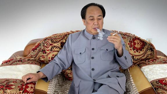 Zhenlong, en su casa, se fuma un cigarrillo como lo hacía Mao. El empresario solo necesita un poco de arcilla para imitar su característica verruga. 