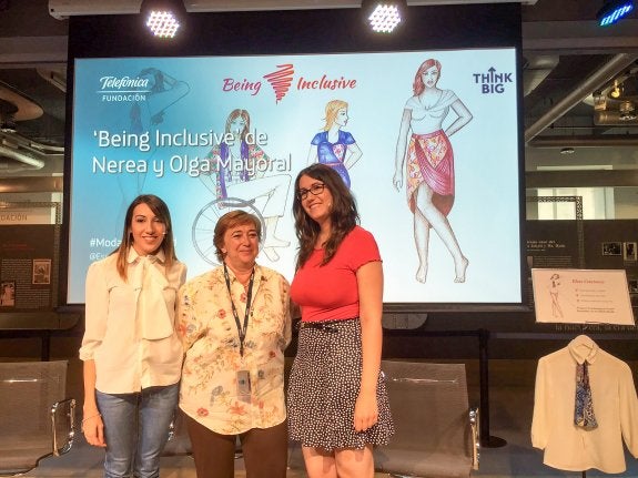 Nerea y Olga Mayoral con Carmen de la Serna (centro), de la Fundación Telefónica. 