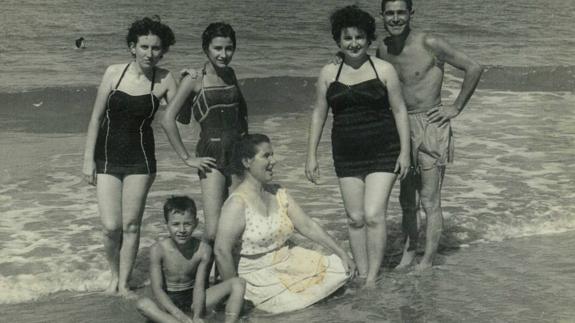La familia Regateiro en la playa de Chipiona 