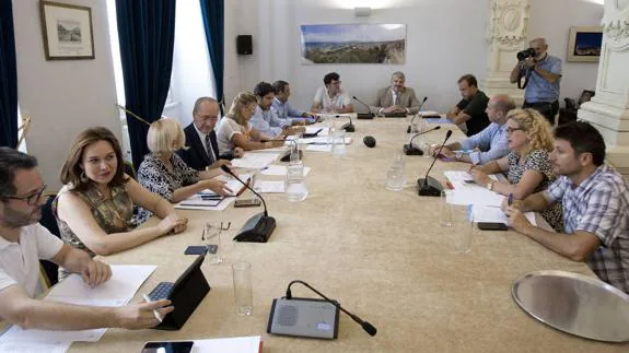 Reunión extraordinaria del consejo de administración de Onda Azul celebrada ayer. 