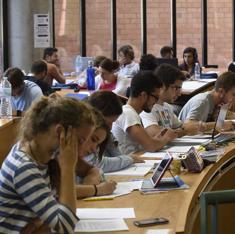 Estudiantes se preparan para los exámenes en la biblioteca general.