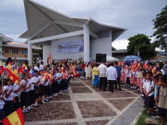 Escolares de Baler con banderas de España en el acto conmemorativo de la gesta de los soldados españoles.
