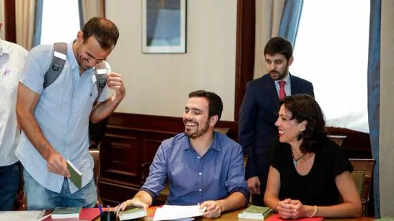 Miguel Ángel Bustamante y Eva García Sempere, con Alberto Garzón en el Congreso.