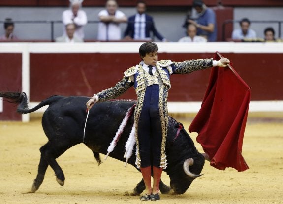 El diestro Roca Rey, ayer, en un lance de su vibrante corrida en la plaza de toros de Illumbe. :: juan herrera. efe