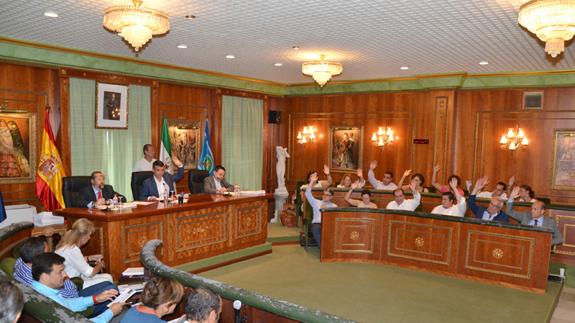 Momento de una de las votaciones durante el pleno extraordinario.