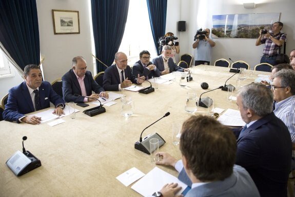 Representantes de los colectivos médicos, farmacéuticos y académicos, ayer con el alcalde en el Ayuntamiento. 