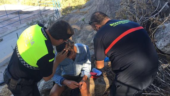 Policía Local de Frigiliana y Bomberos atienden esta mañana al herido. 