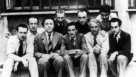 Los dadaístas posan junto a Salvador Dalí (en el centro).