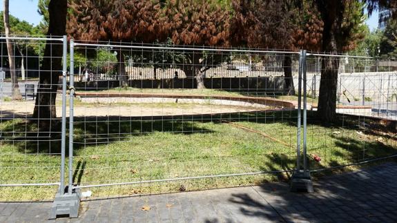 Los niños aún esperan sus columpios en el Parque del Oeste