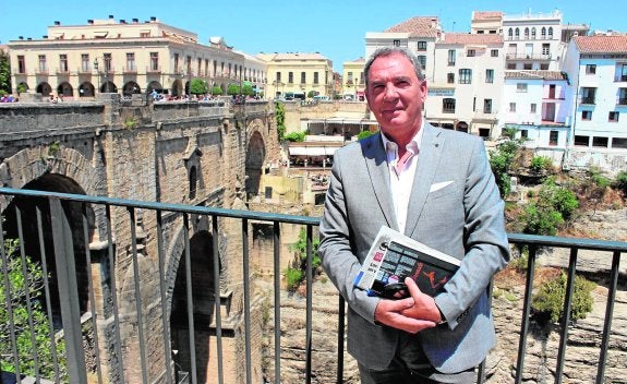 José María Losantos, junto al Puente Nuevo de Ronda. 