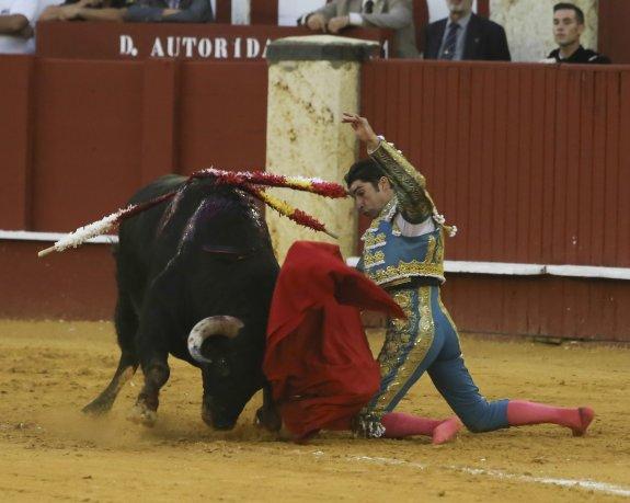 Cayetano inició de rodillas en la faena de muleta al sexto de la tarde. 