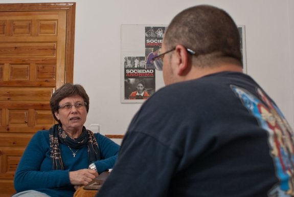 A los despachos de Cáritas acuden numerosas familias con problemas de vivienda. 