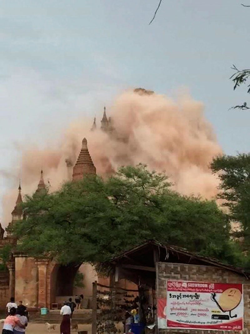 Un templo hundiéndose durante un terremoto en Bagan