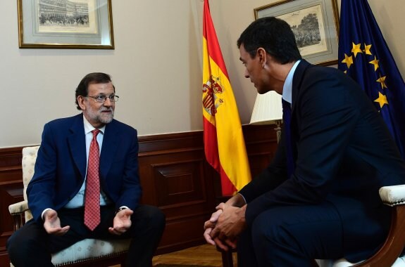 Rajoy conversa con Sánchez durante su encuentro del 2 de agosto en el Congreso. :: GERARD JULIEN / afp