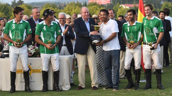 El rey emérito don Juan Carlos entregando el trofeo de la Copa Oro al patrón de Dubai, Rashid Albwardy. 