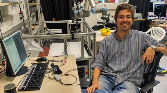 Jorge Fernández, en el laboratorio de la universidad londinense donde realiza un máster. 