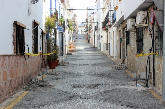 La calle Sevilla de Estepona comienza la primera fase de sus obras de remodelación