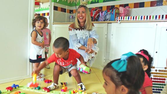 La delegada de Educación, Patricia Alba, visitó ayer la escuela infantil Piola en la apertura del curso. 