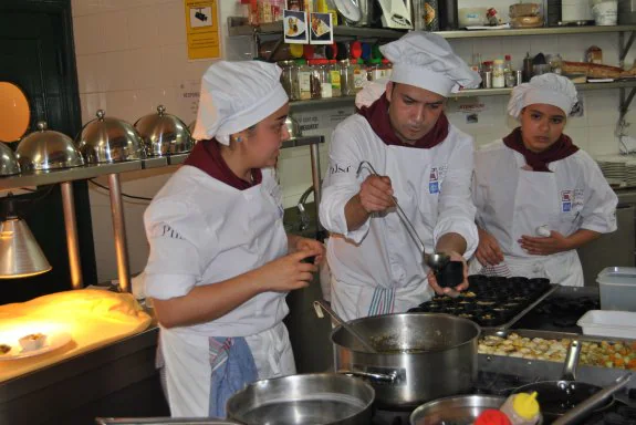 Alumnos de la especialización en Cocina de la Escuela de Hostelería durante el pasado curso. :: L.P.
