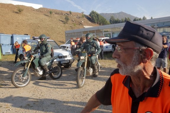 Guardias civiles y miembros de Protección Civil, ayer, durante una de las batidas que se realizaron. :: efe