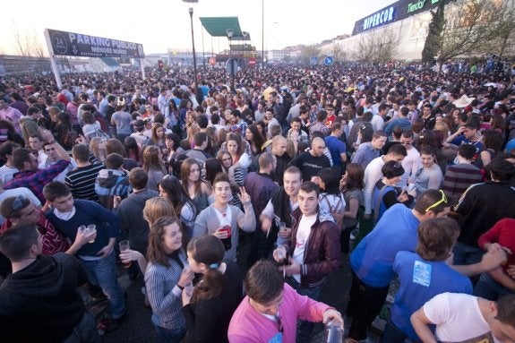 Cientos de jóvenes celebran la Fiesta de la Primavera en el 'botellódromo' de Granada. :: alfredo aguilar