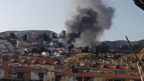 Un incendio en Carlinda levanta una columna de humo visible en toda Málaga
