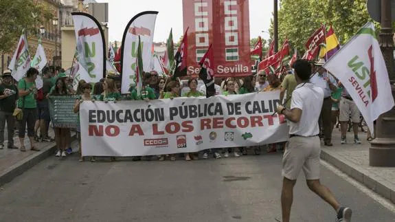 Cabecera de la protesta, ayer en Sevilla. 