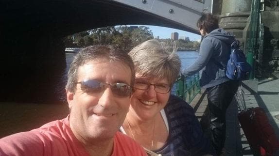 Paco y su mujer, la australiana Janet, bajo un puente de Melbourne. 