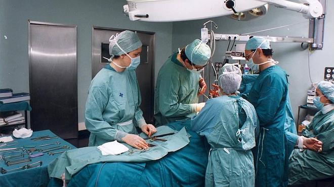 Imagen de archivo de una intervención quirúrgica en un hospital público malagueño.