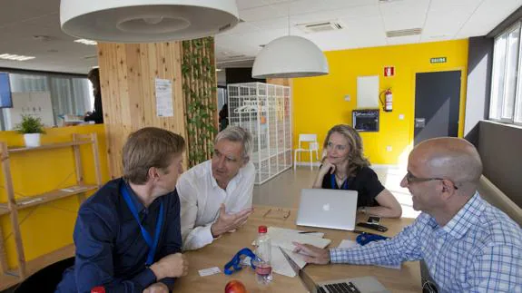 Harald Klinke, Greg Niemeyer, Nuria Rodríguez Ortega y Juan Luis Suárez, ayer en el edificio The Green Ray 