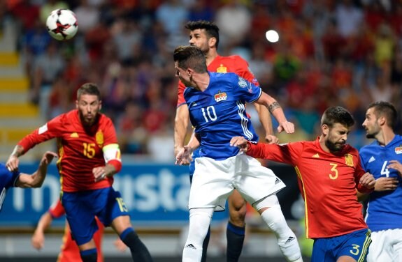 Diego Costa se eleva y cabecea para anotar el gol que abrió el camino de la goleada de España ante Liechtenstein. :: miguel riopa / AFP